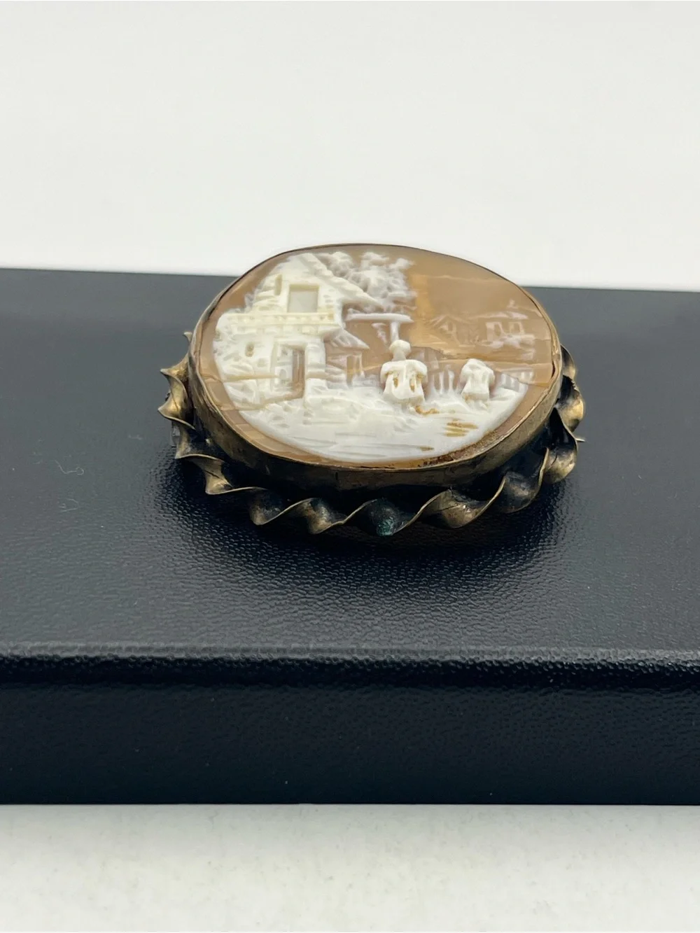 Victorian round carved shell Cameo landscape cottage gold tone brooch pin